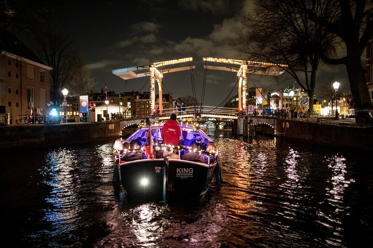 Amsterdam (Open) Boat Tour with live Guide and Unlimited Drinks